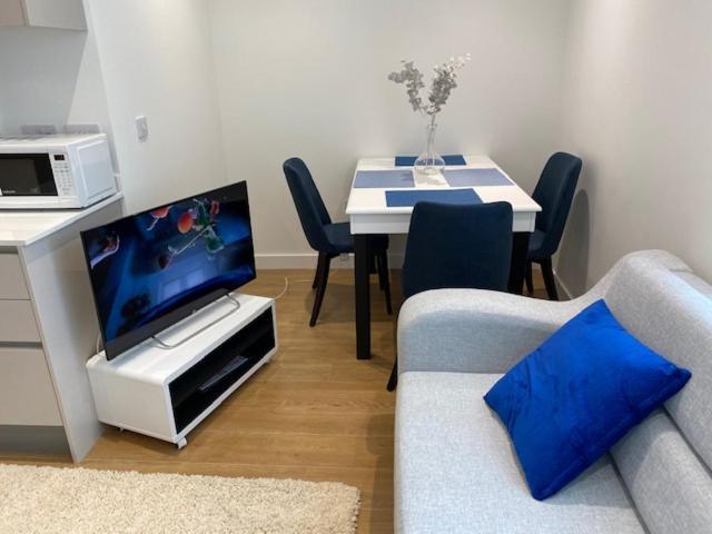 Berks Luxury Serviced Apartments , Free Parking, Free Gym And Free Wifi Bracknell Bagian luar foto