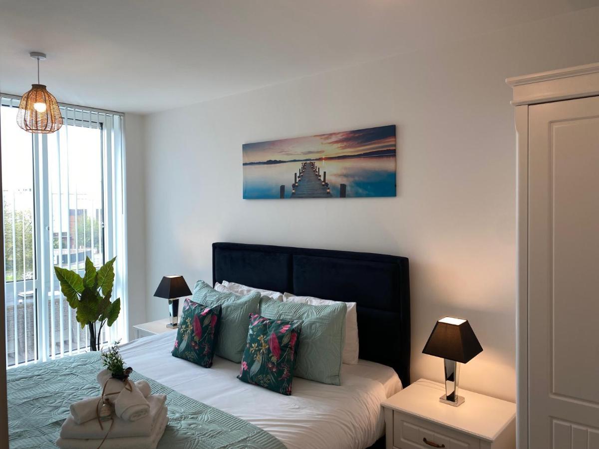 Berks Luxury Serviced Apartments , Free Parking, Free Gym And Free Wifi Bracknell Bagian luar foto