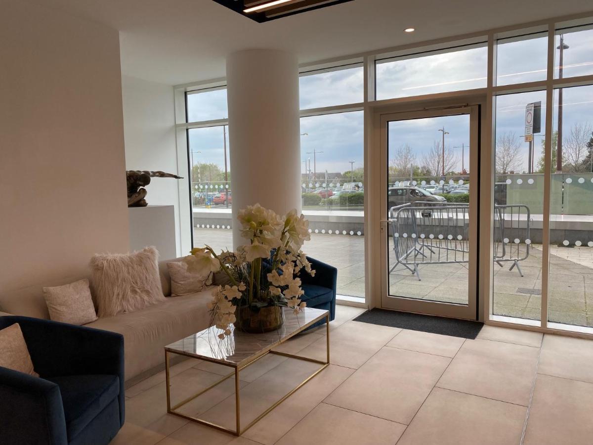 Berks Luxury Serviced Apartments , Free Parking, Free Gym And Free Wifi Bracknell Bagian luar foto